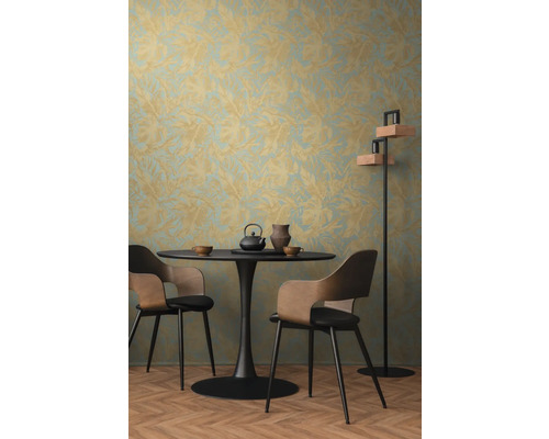 Esszimmer mit gemusterter Tapete, Tisch, Stühlen und Stehlampe