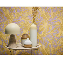 Nature morte décorative avec lampe de table et vases devant un papier peint à motifs végétaux.