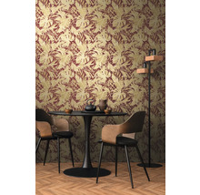 Salle à manger avec table et papier peint à motif de feuilles