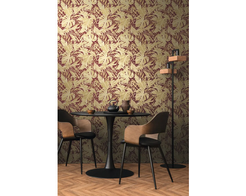 Salle à manger avec table et papier peint à motif de feuilles