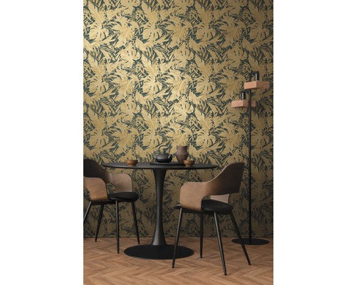 Salle à manger avec papier peint à feuilles tropicales, table à manger et chaises.