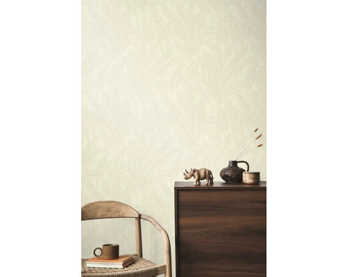 Papier peint à motifs dans un salon avec des meubles en bois et des décorations