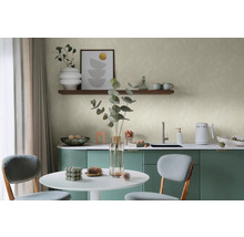 Pièce lumineuse avec table à manger, chaises et kitchenette sous un papier peint