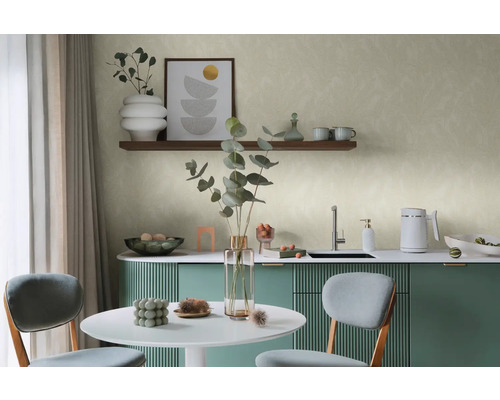 Pièce lumineuse avec table à manger, chaises et kitchenette sous un papier peint