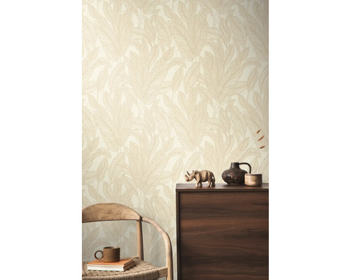 Une pièce avec un papier peint à motifs de feuilles, une chaise en bois et une armoire en bois foncé.