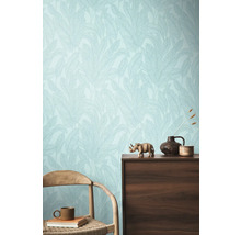 Intérieur avec papier peint à motifs floraux, commode et chaise