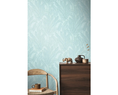 Intérieur avec papier peint à motifs floraux, commode et chaise