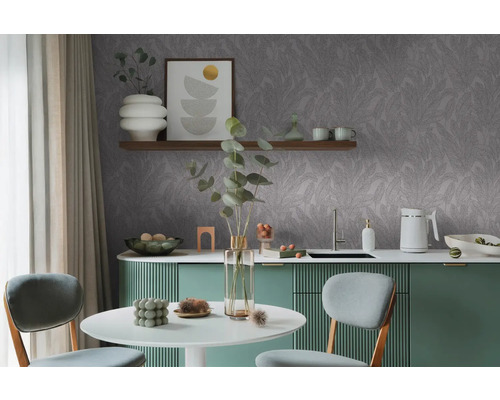 Moderne Küche mit grauer Blättertapete, Esstisch und grünen Schränken.