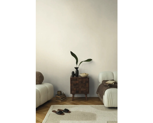 Wohnzimmer mit Sofa, Teppich und Beistelltisch mit Dekorationen