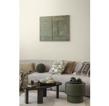 Wohnzimmer mit Couch, Kissen, Couchtisch und Wandbild