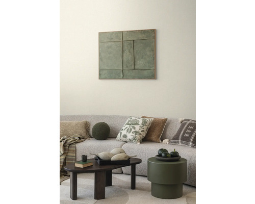 Wohnzimmer mit Couch, Kissen, Couchtisch und Wandbild