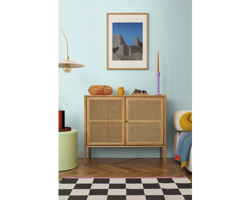 Wohnzimmer-Interieur mit Kommode, Dekoration und gerahmtem Bild