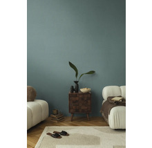 Gemütliches Wohnzimmer mit Sofa, Teppich und Nachttisch