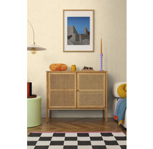 Salon avec commode, décoration et tapis à motif de damier