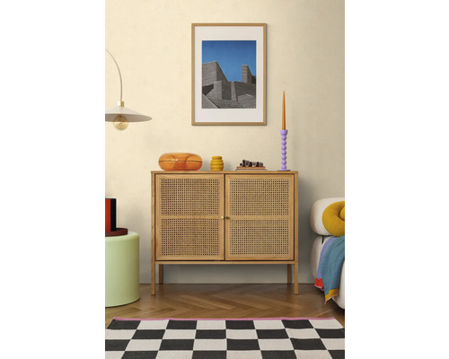 Salon avec commode, décoration et tapis à motif de damier