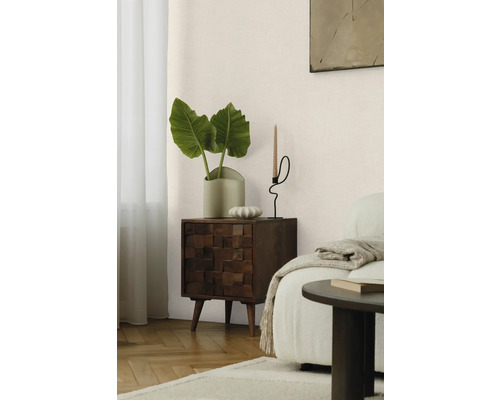 Pièce décorative avec armoire en bois, plante, bougie et canapé