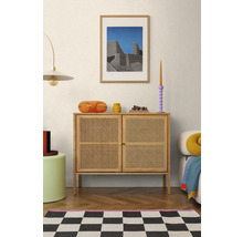 Salon avec commode en bois, lampe et décoration