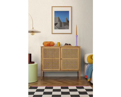 Salon avec commode en bois, lampe et décoration