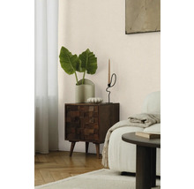 Chambre décorative avec table de chevet en bois, plante d'intérieur et chandelier