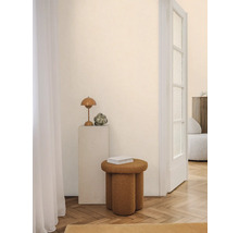 Scène avec une lampe sur une colonne et un petit tabouret dans une pièce lumineuse