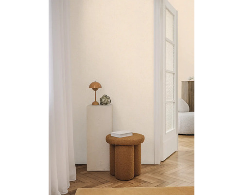 Scène avec une lampe sur une colonne et un petit tabouret dans une pièce lumineuse