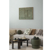 Salon avec canapé, coussins, table basse et décoration murale pour une atmosphère chaleureuse