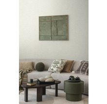 Salon avec canapé, coussins, table basse et œuvre d'art