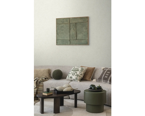 Salon avec canapé, coussins, table basse et œuvre d'art