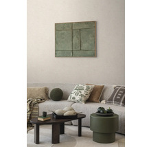 Salon avec canapé, coussins, table et décoration murale pour un intérieur élégant