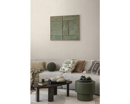 Salon avec canapé, coussins, table et décoration murale pour un intérieur élégant