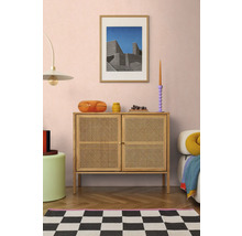 Salon avec commode en rotin, œuvre d'art et accessoires décoratifs pour un intérieur élégant