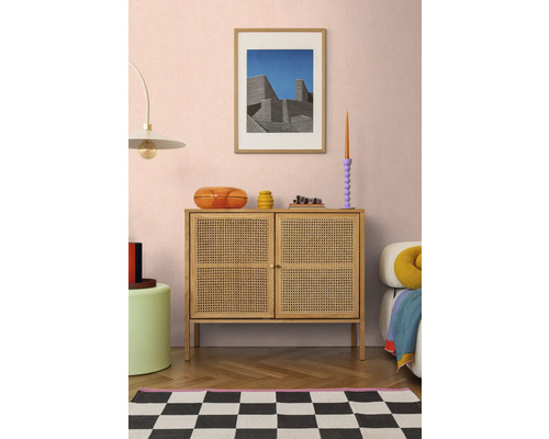 Salon avec commode en rotin, œuvre d'art et accessoires décoratifs pour un intérieur élégant