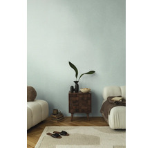 Wohnzimmer mit Nachttisch aus Holz, Dekoration und Teppich