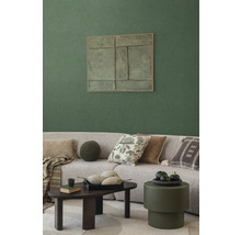 Salon avec canapé, coussins, table basse et décoration murale pour une ambiance chaleureuse