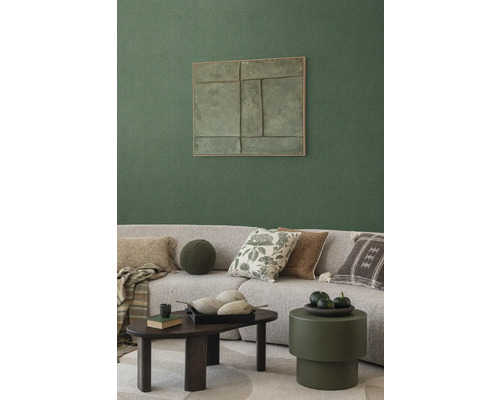 Salon avec canapé, coussins, table basse et décoration murale pour une ambiance chaleureuse