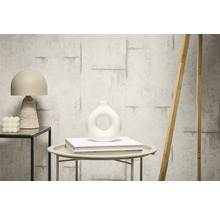 Décoration intérieure avec papier peint aspect béton, lampe de table et vase