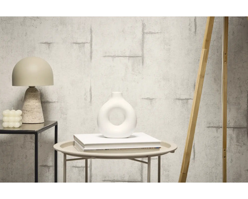 Décoration intérieure avec papier peint aspect béton, lampe de table et vase