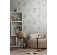 Innenraum mit gemusterter Tapete, Regal, Sessel, Sofa und Couchtisch