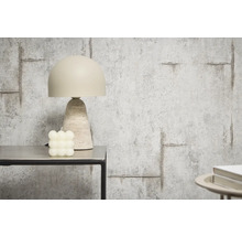 Dekorative Tischlampe neben einer Würfelkerze auf einem Tisch