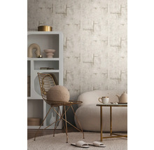 Salon avec papier peint à motifs, étagère, chaise et canapé