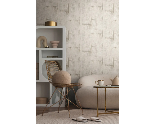 Salon avec papier peint à motifs, étagère, chaise et canapé