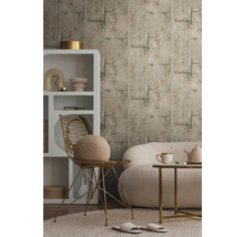 Salon décoratif avec papier peint, étagère, fauteuil et canapé pour une ambiance cosy