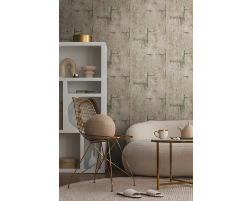 Salon décoratif avec papier peint, étagère, fauteuil et canapé pour une ambiance cosy