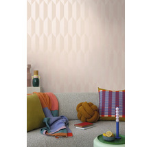 Espace de vie avec papier peint à motifs, canapé et décoration