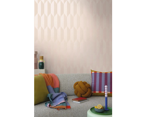 Espace de vie avec papier peint à motifs, canapé et décoration