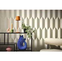 Einrichtungsszene mit Regal, Dekoration und gemusterter Tapete für ein stilvolles Zuhause