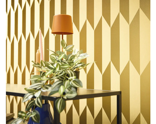 Dekorative goldene Tapete mit geometrischem Pfeilmuster im Innenraum.