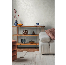 Salon avec étagère, éléments de décoration, canapé et papier peint à motifs