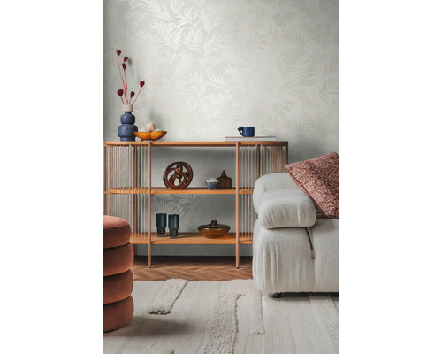 Salon avec étagère, éléments de décoration, canapé et papier peint à motifs