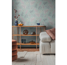 Salon avec papier peint à motifs, étagère et canapé blanc